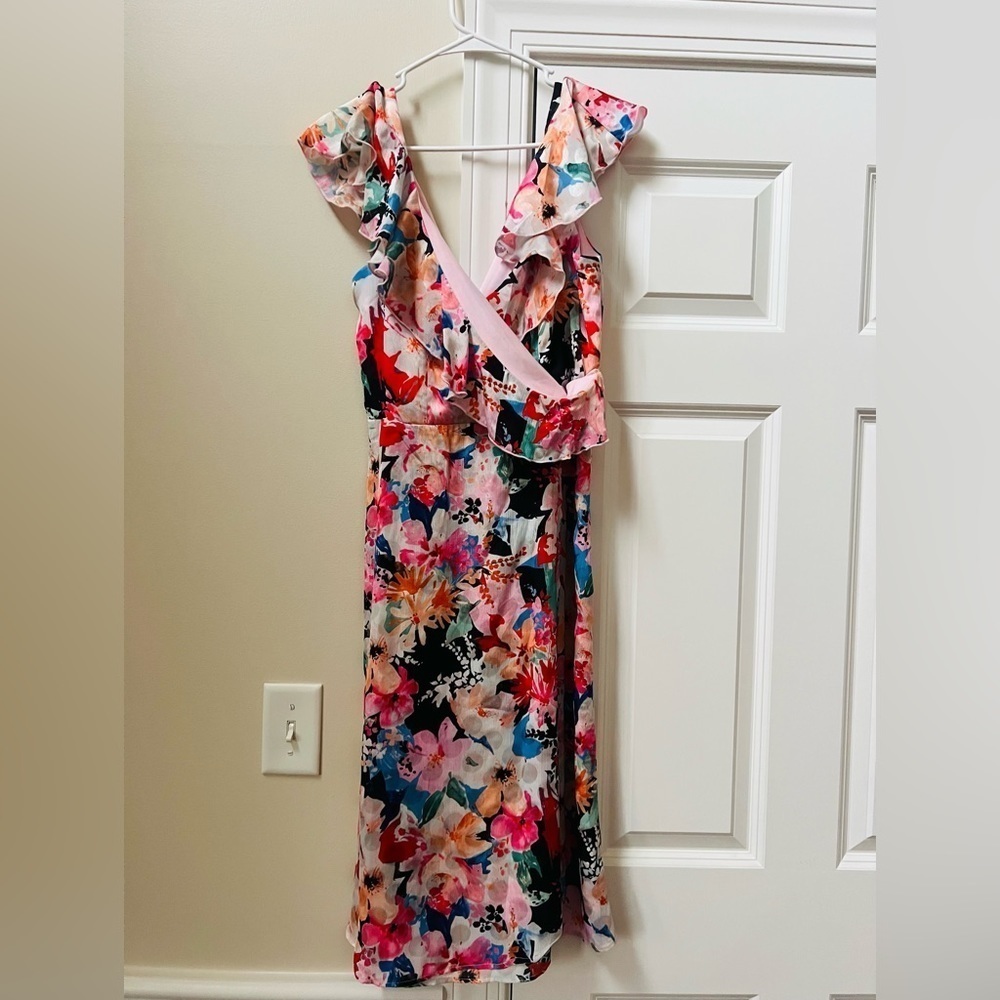 Beautiful Tahari floral dress size 4